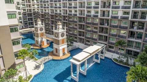 4 outdoor pools, sun loungers