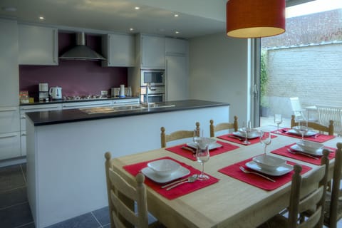 House, 3 Bedrooms | Private kitchen | Full-size fridge, microwave, oven, stovetop