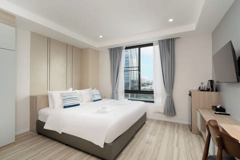 Standard Double High Floor | Desk, soundproofing, free WiFi, bed sheets