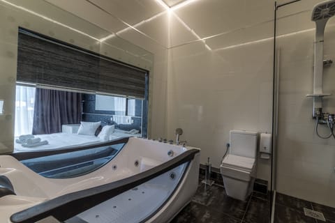 Exclusive Room (with SPA) | Bathroom shower