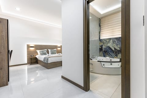 Deluxe Room, Hot Tub | Memory foam beds, desk, laptop workspace, soundproofing