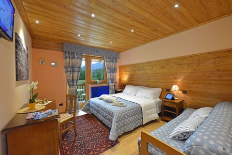 Comfort Triple Room | Desk, soundproofing, free WiFi, bed sheets