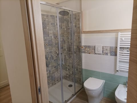 Exclusive Room, 1 Queen Bed | Bathroom | Free toiletries, hair dryer, bathrobes