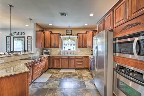 House (5 Bedrooms) | Interior