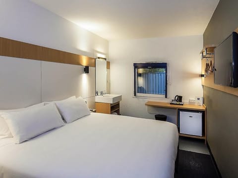 WiFi (free), bed sheets