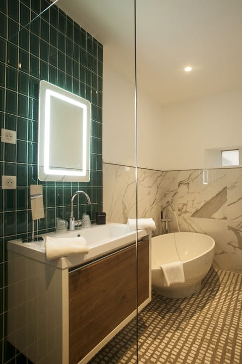 Junior Suite | Bathroom | Free toiletries, hair dryer, towels