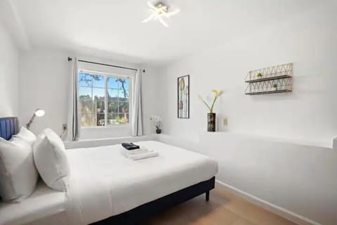 Deluxe Apartment | Iron/ironing board, free WiFi