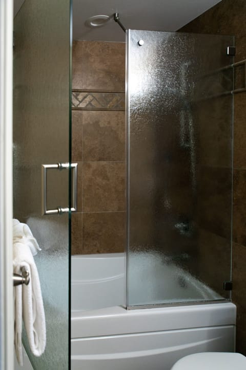 Room, 1 Queen Bed | Bathroom | Shower, free toiletries, hair dryer, towels