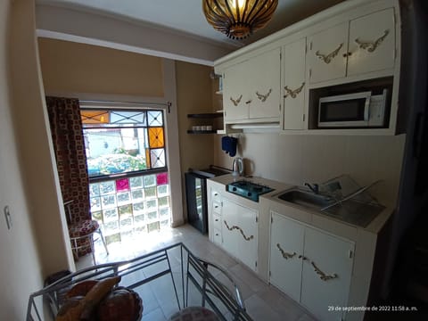 Honeymoon Studio Suite | Private kitchen | Mini-fridge, cookware/dishes/utensils