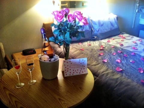 Standard Room, 1 Queen Bed | Desk, free WiFi, bed sheets