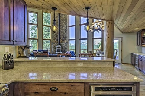 House (5 Bedrooms) | Interior