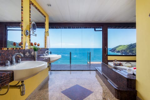 Suite Cliffside | Bathroom | Free toiletries, hair dryer, slippers, towels