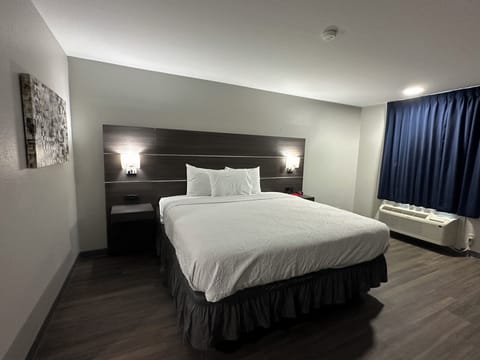 Deluxe Room, 1 King Bed, Smoking, Ground Floor | Premium bedding, pillowtop beds, laptop workspace, blackout drapes