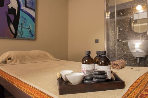 Sauna, hot tub, steam room, Turkish bath, body treatments, Thai massages