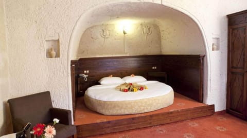 Honeymoon Suite | Premium bedding, memory foam beds, minibar, in-room safe