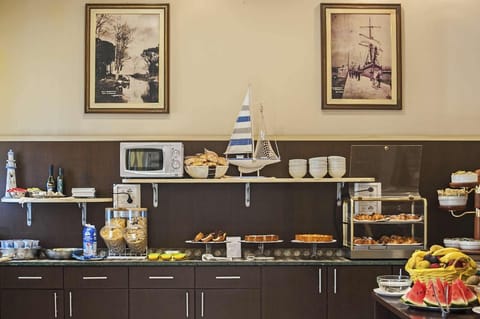 Daily continental breakfast (EUR 9.5 per person)