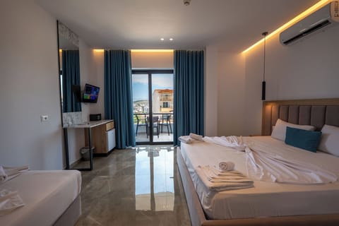 Deluxe Triple Room | Soundproofing, free WiFi, bed sheets, wheelchair access