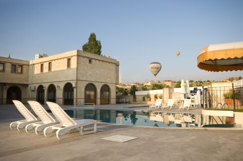 Seasonal outdoor pool, free cabanas, pool umbrellas