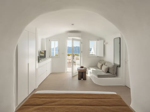 Honeymoon Suite, Hot Tub, Sea View (Petite Honeymoon Suite) | Premium bedding, free minibar items, in-room safe