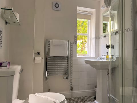 Standard Double or Twin Room, Ensuite | Bathroom | Free toiletries