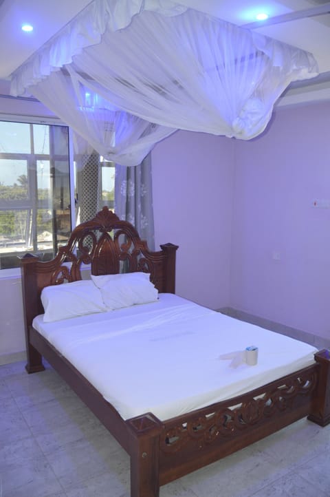 Business Suite | Desk, laptop workspace, free WiFi, bed sheets