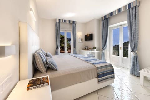 Deluxe Apartment | Minibar, in-room safe, desk, soundproofing