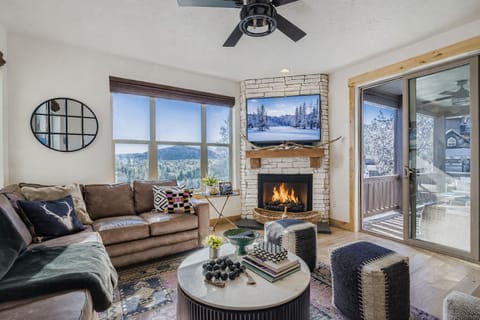 House, 5 Bedrooms | Living area | Smart TV