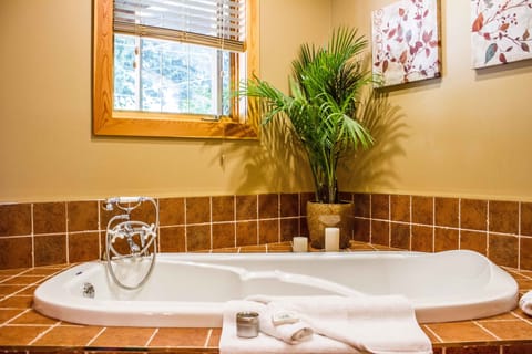 Ocean View Balcony Suite | Deep soaking bathtub