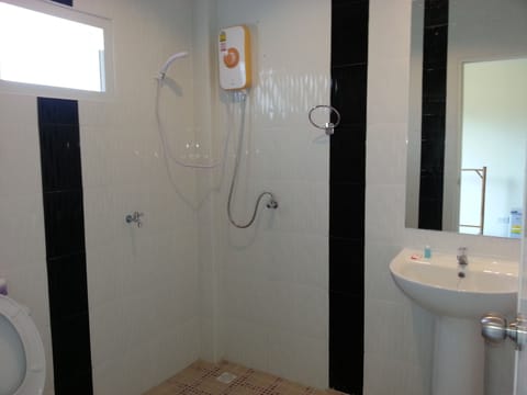 Shower, free toiletries, hair dryer, towels