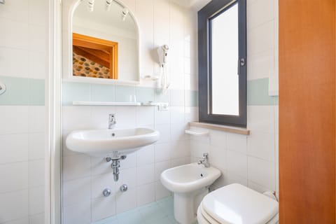 Superior Double or Twin Room | Bathroom | Towels