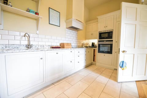 Full-size fridge, microwave, oven, dishwasher