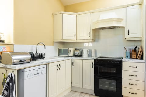 Luxury Cottage | Private kitchen | Full-size fridge, microwave, oven, stovetop