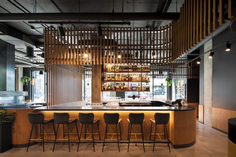 2 restaurants; lunch and dinner served