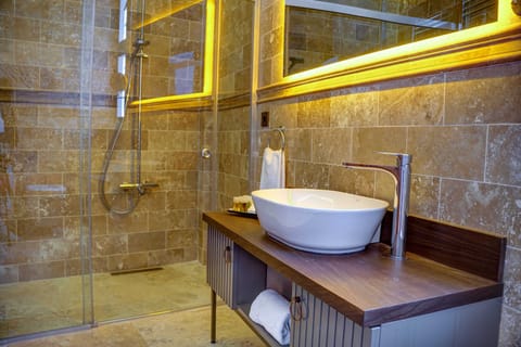 Standard Room | Bathroom | Designer toiletries, hair dryer, slippers, towels