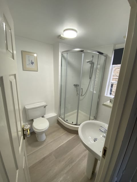 Combined shower/tub, free toiletries, hair dryer, towels