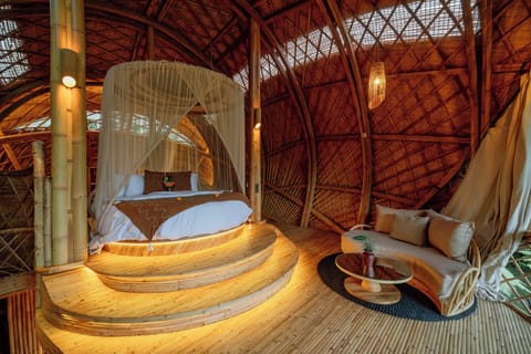 Hideout Reflection | Premium bedding, in-room safe, free WiFi, bed sheets