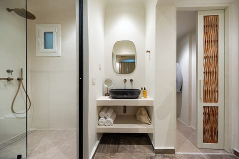 Deluxe Double or Twin Room, Balcony, City View | Bathroom | Shower, rainfall showerhead, eco-friendly toiletries, hair dryer