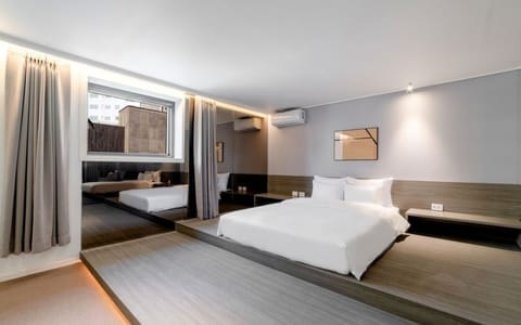 Spa | Premium bedding, desk, soundproofing, free WiFi
