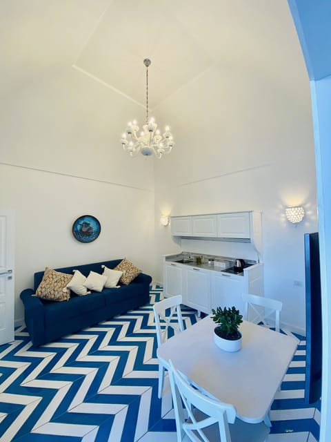 Luxury Suite | Private kitchen | Mini-fridge, stovetop, electric kettle, cookware/dishes/utensils