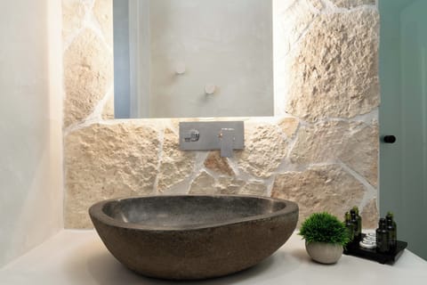 Superior Triple Room with Hot Tub (Outdoor) | Bathroom | Shower, rainfall showerhead, free toiletries, hair dryer