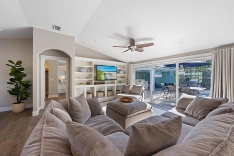 House, 4 Bedrooms | Living area