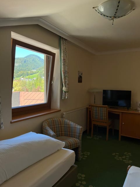 Classic Twin Room | Hypo-allergenic bedding, in-room safe, desk, laptop workspace