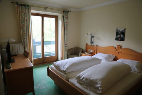 Deluxe Suite | Hypo-allergenic bedding, in-room safe, desk, laptop workspace