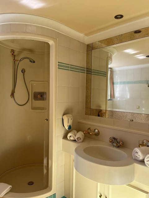 Classic Twin Room | Bathroom | Shower, free toiletries, hair dryer, towels