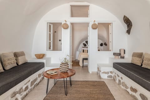 Cave Suite with Outdoor Hot Tub - Annex Building | Living area | TV