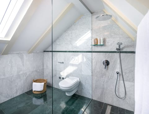 Deluxe Suite | Bathroom | Free toiletries, hair dryer, bathrobes, slippers