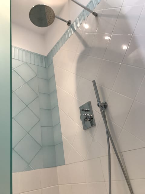 Deluxe Double Room | Bathroom shower