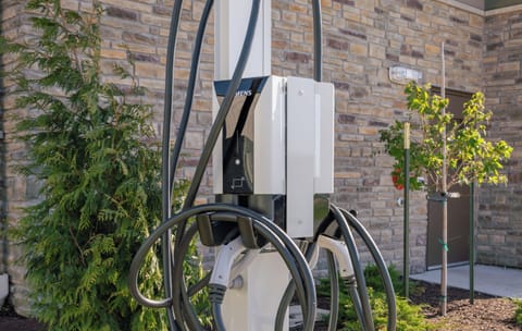 Electric vehicle charging station