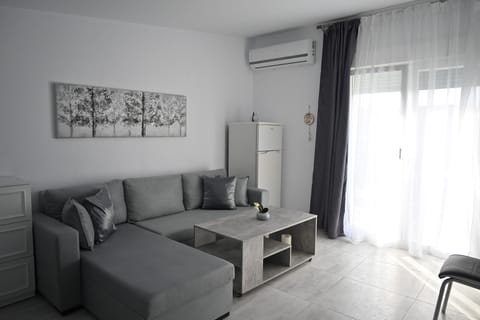 Comfort Room | Living area | 140-cm Smart TV with cable channels, TV