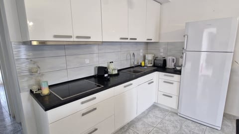 Deluxe Apartment | Private kitchen | Full-size fridge, microwave, oven, stovetop